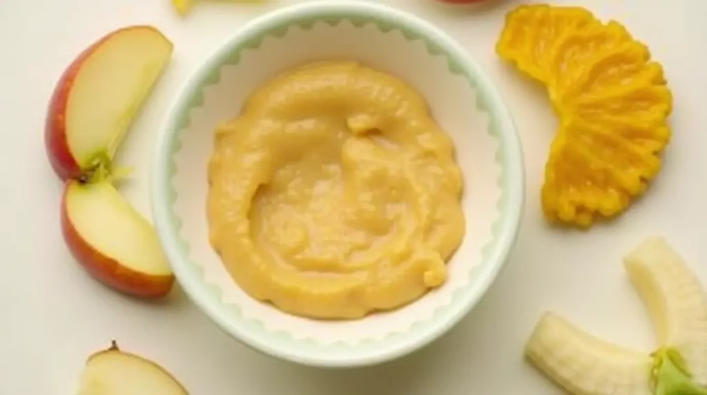 Pour les tout-petits, les textures lisses et faciles à digérer comme la purée de banane et de pomme sont idéales.