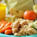 Repas équilibré et sain pour bébé de 12 mois légumes, poulet, riz et fruits.